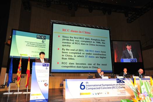 10.23(2)-做大会报告-2.JPG